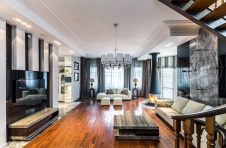 Фото интерьера гостиной дома в стиле неоклассика