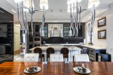 Фото интерьера столовой дома в стиле неоклассика