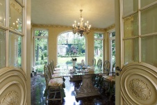 Фото интерьера столовой дома в дворцовом стиле