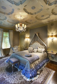 Фото интерьера спальни дома в дворцовом стиле