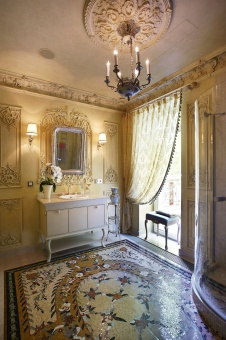 Фото интерьера санузла дома в дворцовом стиле