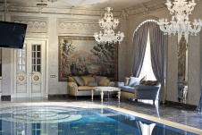 Фото интерьера бассейна дома в дворцовом стиле