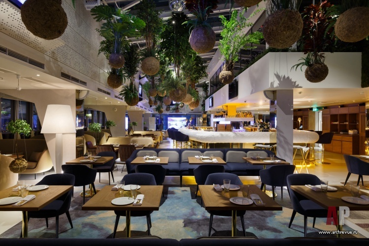 Фото интерьера зала ресторана в эко-стиле