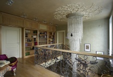 Фото интерьера библиотеки дома в стиле фьюжн Фото интерьера лестницы дома в стиле фьюжн