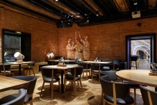 Фото интерьера зала ресторана в современном стиле