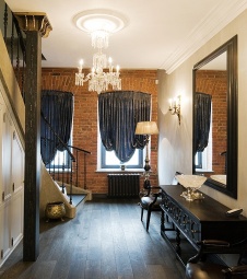 Фото интерьера входной зоны двухэтажной квартиры в стиле фьюжн