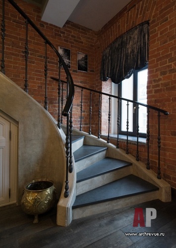 Фото интерьера лестницы двухэтажной квартиры в стиле фьюжн