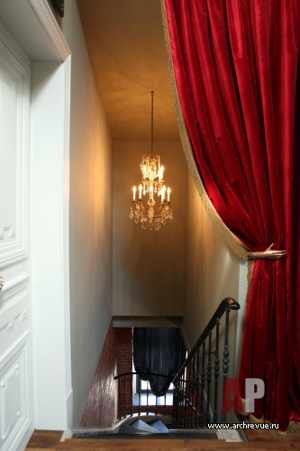 Фото интерьера лестницы двухэтажной квартиры в стиле фьюжн