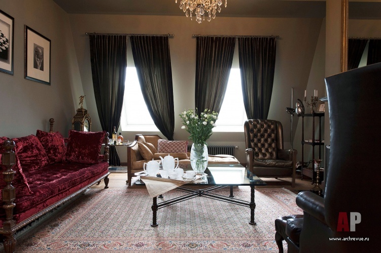 Фото интерьера зоны отдыха двухэтажной квартиры в стиле фьюжн