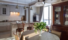 Фото интерьера столовой таунхауса в стиле неоклассика