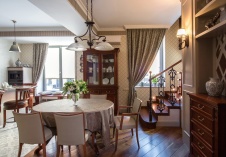 Фото интерьера столовой таунхауса в стиле неоклассика