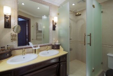 Фото интерьера санузла таунхауса в стиле неоклассика