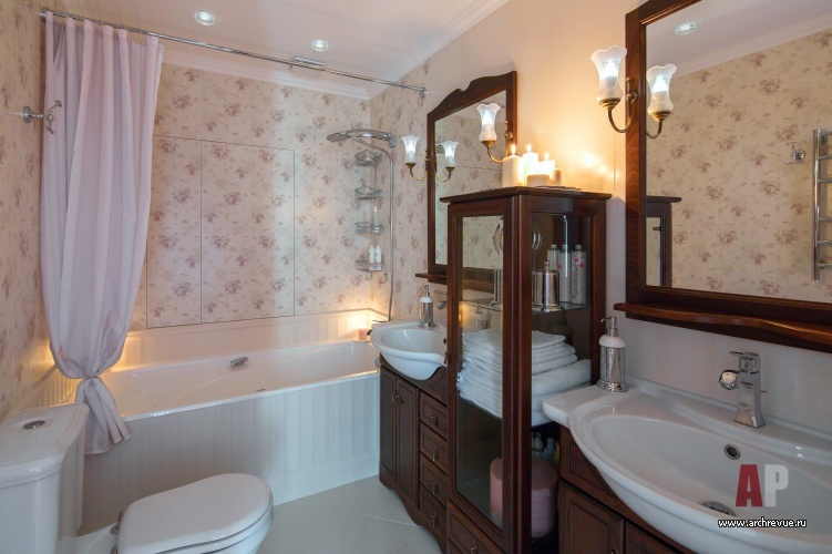 Фото интерьера ванной комнаты таунхауса в стиле неоклассика