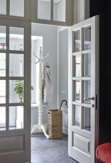 Фото интерьера входной зоны дома в стиле фьюжн