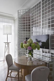 Фото интерьера гостиной квартиры в стиле неоклассика