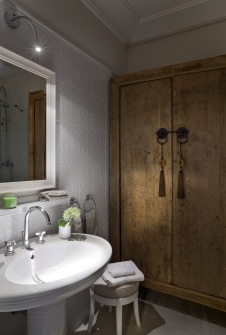 Фото интерьера гостевого санузла квартиры в стиле неоклассика