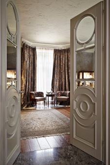 Фото интерьера гостиной таунхауса в стиле неоклассика