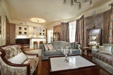 Фото интерьера гостиной таунхауса в стиле неоклассика