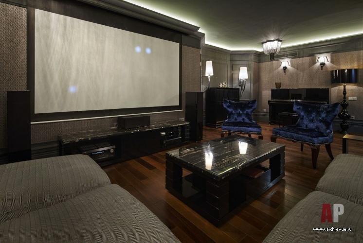 Фото интерьера домашнего кинотеатра таунхауса в стиле неоклассика