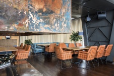 Фото интерьера банкетного зала ресторана в стиле шале