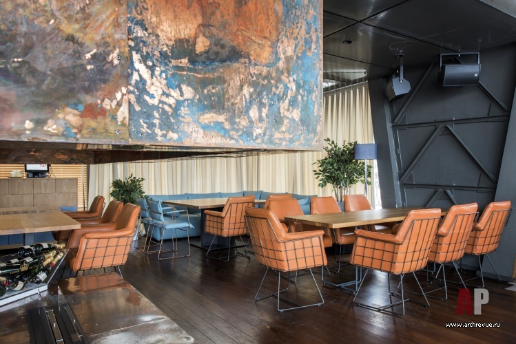 Фото интерьера банкетного зала ресторана в стиле шале