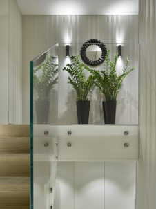 Фото интерьера лестницы квартиры в современном стиле