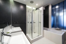 Фото интерьера ванной квартиры в стиле минимализм