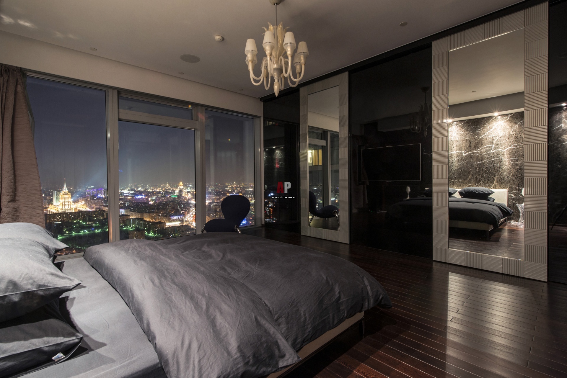 Квартира в москве купить 2 млн. Апартаменты Москоу Сити вид с окна. Спальня в Москоу Сити. Апартаменты панорамные окна Москва Сити. Спальня в Москоу Сити панорамные окна.