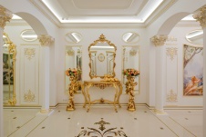 Фото интерьера входной зоны квартиры в дворцовом стиле