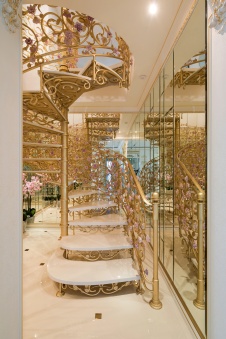 Фото интерьера лестницы квартиры в дворцовом стиле