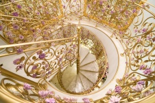 Фото интерьера лестницы квартиры в дворцовом стиле