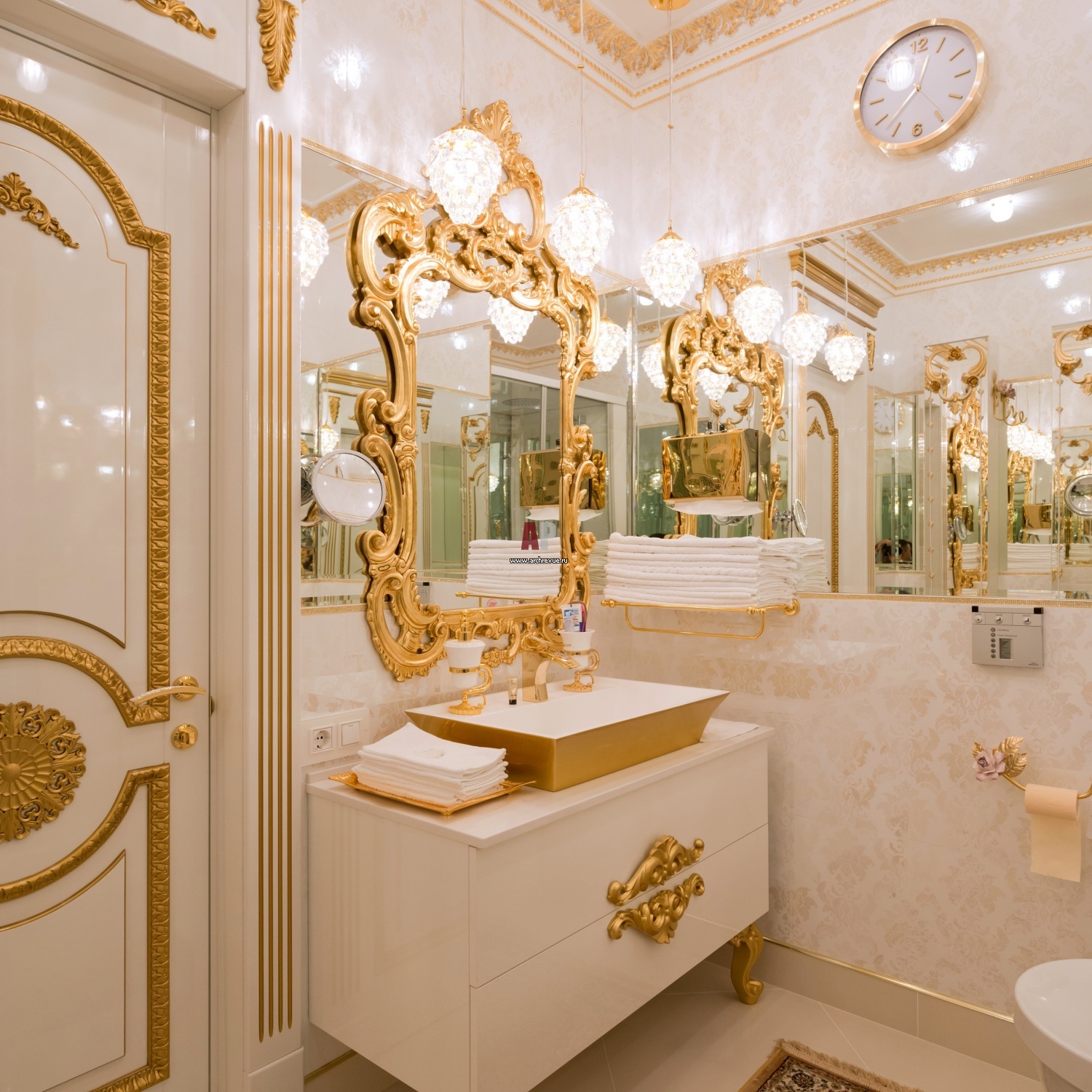 Дом золотого цвета. Ванные в стиле Ампир Барокко. Букингемский дворец комнаты ванная. Санузел в стиле Ампир Барокко. Ванная в дворцовом стиле.