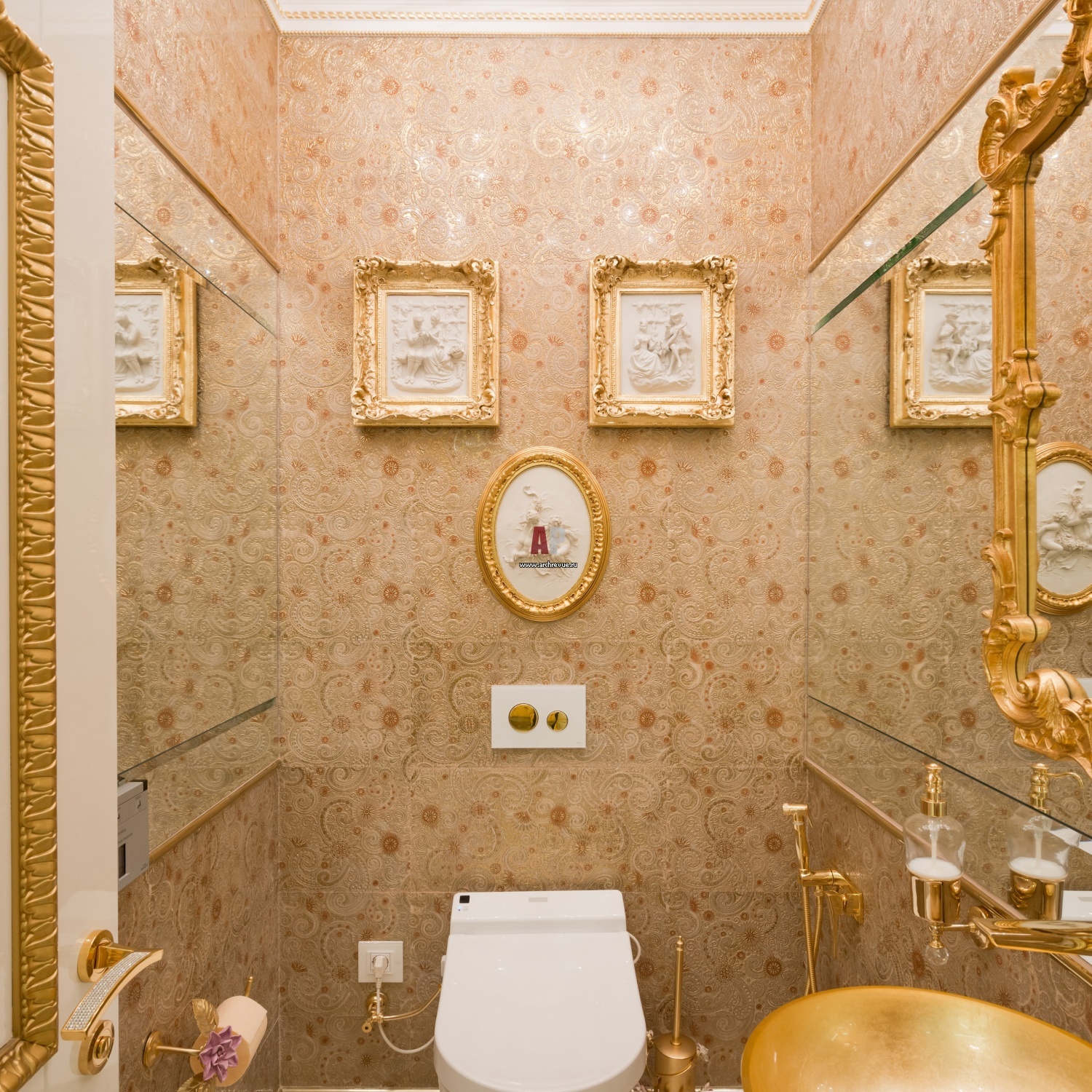 Фото интерьера санузла квартиры в дворцовом стиле