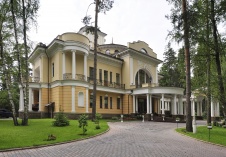 Фото фасада резиденции в дворцовом стиле