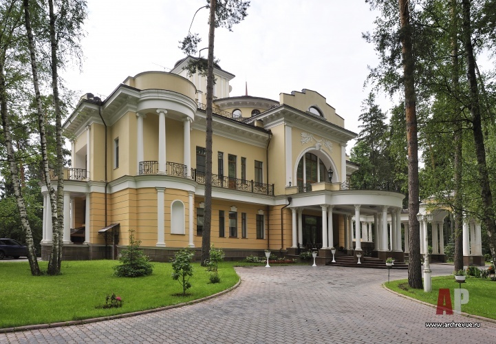 Фото фасада резиденции в дворцовом стиле