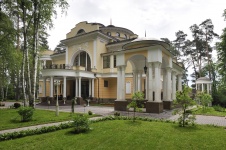 Фото фасада резиденции в дворцовом стиле