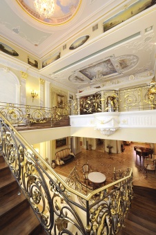 Фото интерьера лестницы резиденции в дворцовом стиле