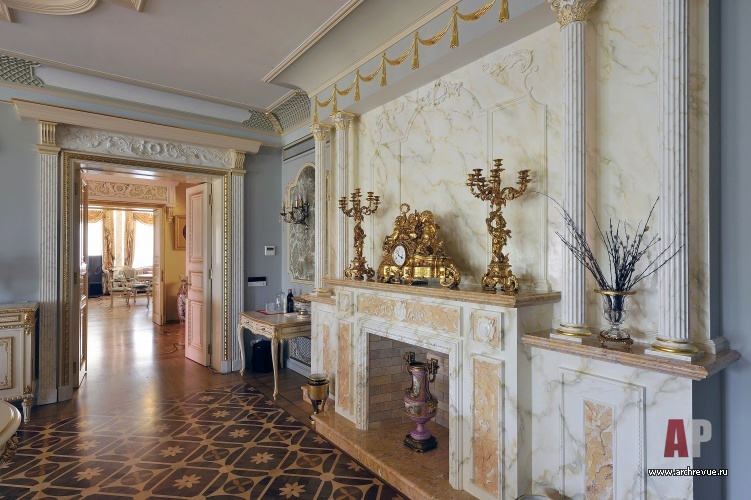 Фото интерьера каминного зала резиденции в дворцовом стиле