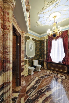 Фото интерьера санузла резиденции в дворцовом стиле