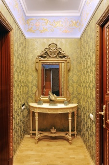 Фото интерьера гардеробной резиденции в дворцовом стиле