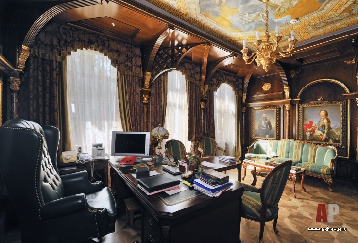 Фото интерьера кабинета резиденции в дворцовом стиле