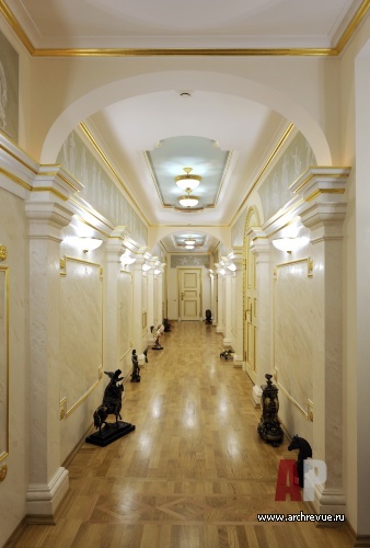 Фото интерьера коридора резиденции в дворцовом стиле