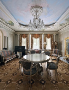 Фото интерьера игровой резиденции в дворцовом стиле