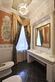 Фото интерьера санузла резиденции в дворцовом стиле