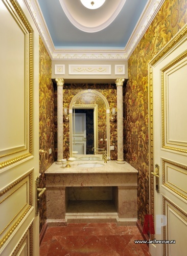 Фото интерьера гостевого санузла резиденции в дворцовом стиле