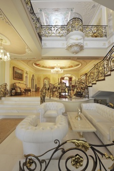 Фото интерьера лестничного холла резиденции в дворцовом стиле