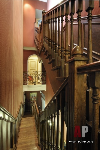 Фото интерьера лестницы резиденции в дворцовом стиле