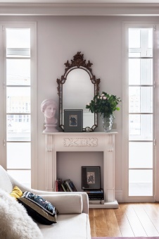 Фото интерьера каминной квартиры в стиле неоклассика