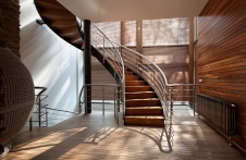 Фото интерьера лестничного холла дома в эко-стиле