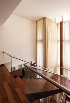 Фото лестницы дома в эко-стиле